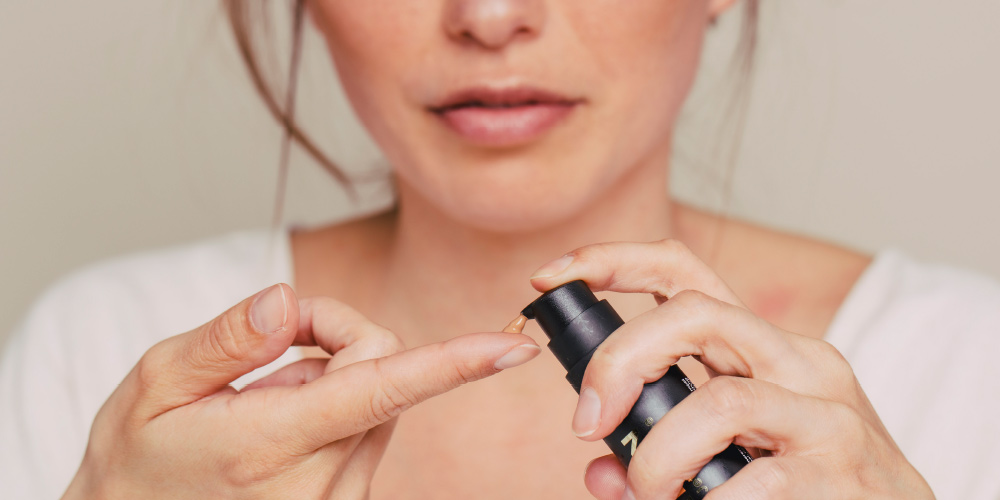 Is het beter om make-up met je vingers aan te brengen?
